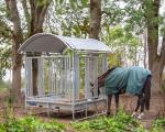 Kellfri FEEDER WITH GRILLE GATE FOR HORSES, 12 OPENINGS